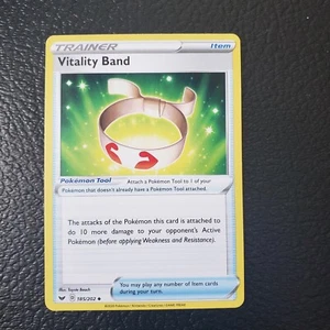 Pokemon Sword and Shield Vitality Band Uncommon Trainer Card 185/202 NM - Foto 1 di 2