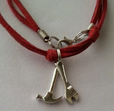 Collar de cuero martillo llave herramienta de construcción colgante hombre mujer gargantilla roja Foto 1 de 4