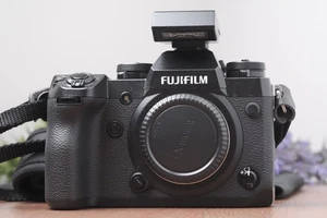 Fujifilm X-H1 24.3MP Mirrorless Digital Camera Body Only - Black w/Flash & Chrgr - Picture 1 of 12
