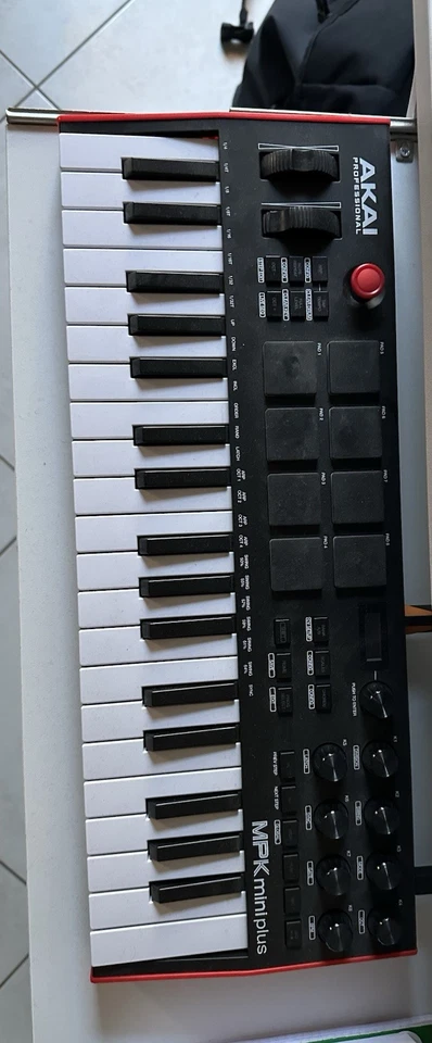 AKAI MPK MINI PLUS  TASTIERA MIDI USB CV GATE 37 TASTI - Immagine 1 di 4