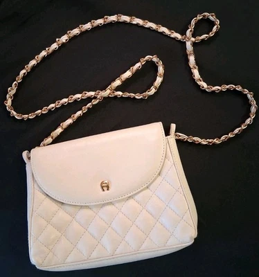 Bolso de mano Etienne aigner con correa de cadena blanca y dorada Foto 1 de 4