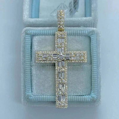 Colgante religioso cruz baguette de diamantes creado en laboratorio de 2 quilates enchapado en oro amarillo de 14 quilates Foto 1 de 4
