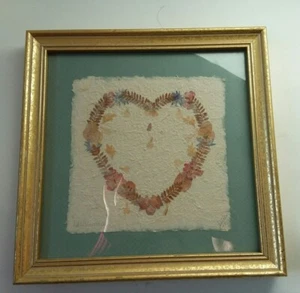 Framed Art Pressed Flowers Heart Shape on Handmade Paper - Foto 1 di 3