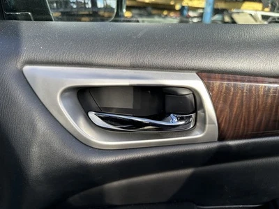 Manija interior de la puerta del pasajero delantero derecho Nissan Pathfinder 2013-2020 Foto 1 de 4