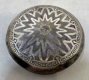 Antiguo estuche de maquillaje vintage Karess Woodworth de 2" plateado Sunburst - Imagen 1 de 6