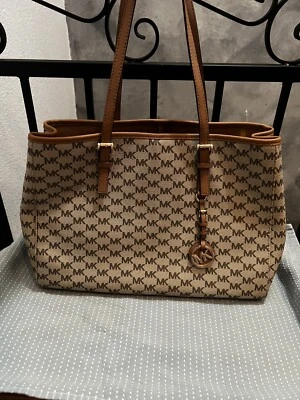 Bolso de Mano Michael Kors Saffiano Recortado (Natural/Equipaje) Foto 1 de 4