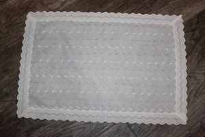 Vintage weiß Ösen Spitze kurze Kommode Schal Tischläufer Matte gewellter Rand! 23X16 - Bild 1 von 3