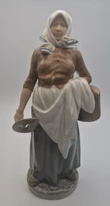 FINE FIRST QUALITY ROYAL COPENHAGEN MILKMAID FIGURINE #899 - PERFECT - Picture 1 of 10