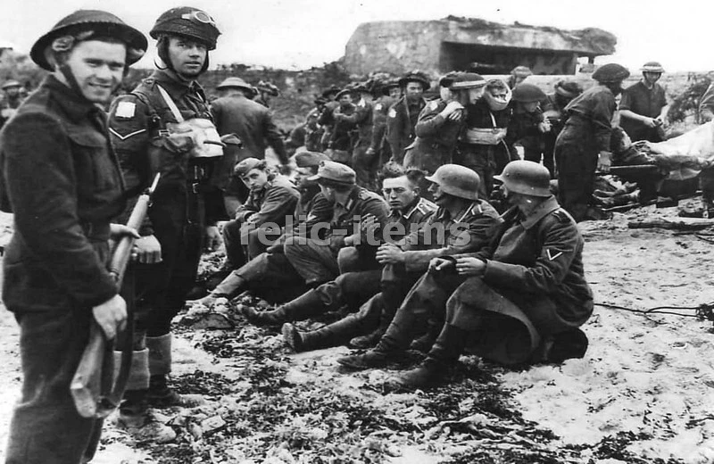 WW2 PICTURE PHOTO CANADIAN TROOPS JUNO BEACH D DAY WITH GERMAN POW 6350 - Image 1 of 1