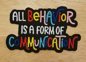 Parche colorido bordado para planchar/coser "Todo comportamiento es una forma de comunicación" - Imagen 1 de 4