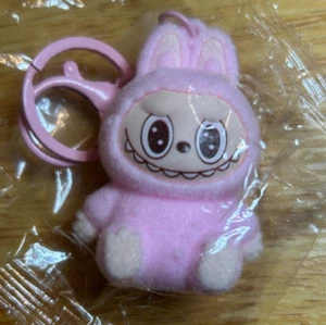 Rosa Monster BuBu Puppe mit großem Mund sitzend flauschig Schlüsselanhänger Rucksack Gepäckclip - Bild 1 von 3