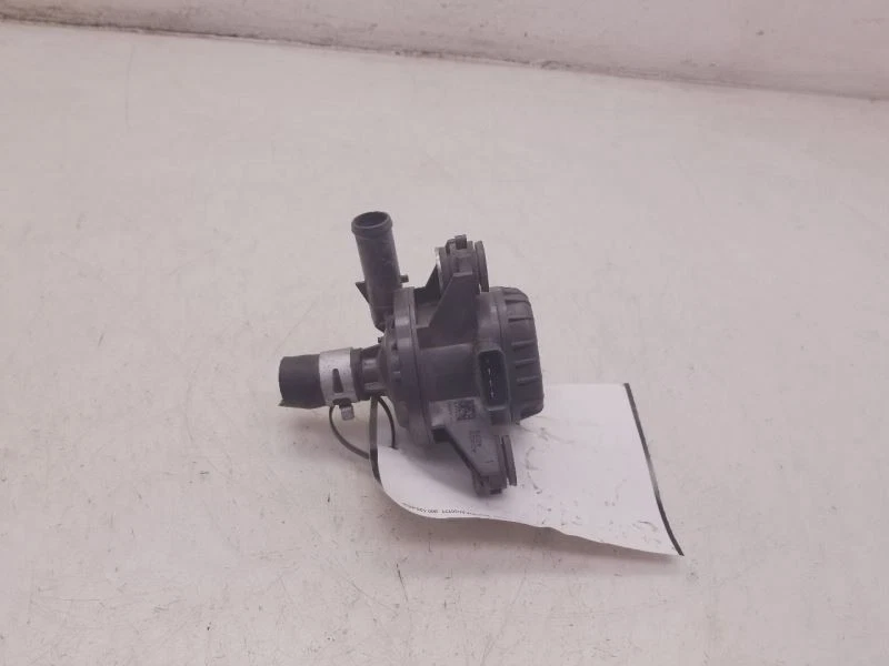 Toyota Prius C Four 2014 conjunto de bomba de refrigerante motor de 1,5 L 4 cilindros  Foto 1 de 4