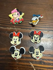 Lotto 6 Spille da bavero in plastica anni 70 80 vintage Topolino Walt Disney Productions - Foto 1 di 14