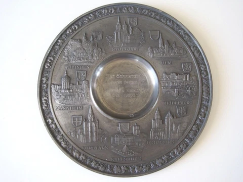 1988 Zinn Becker Pewter Stuttgart 95% Zinn Gegossen Wall Hanging Plate 8 1/4" Cover