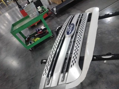2011 Ford Explorer Grille OEM White Good Condition 4DR SUV BB5Z8200AA Foto 1 de 4