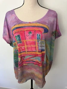 Camiseta Leoma Lovegrove para mujer salvavidas playa impresión ilustraciones multicolor XXL USADA EN EXCELENTE ESTADO - Imagen 1 de 6