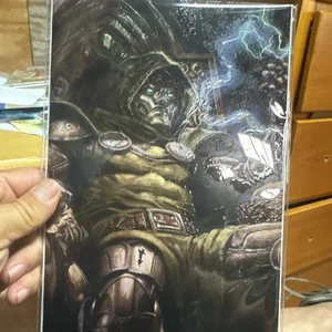 Tribut: Jack Kirby 'Doom' SDCC Embossed Foil Expusive By Rudy AO LTD 85/200 NM - Bild 1 von 2