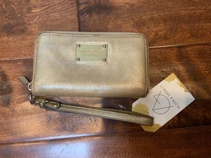 Cartera pulsera Michael Kors de cuero granulado dorado con placa de identificación - Imagen 1 de 5