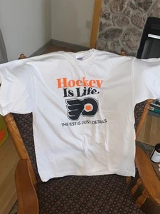 Vintage XL Gildan Flyers Hockey Is Life T-Shirt The Rest is just Details - Bild 1 von 7