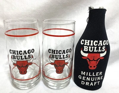 2 件芝加哥公牛队 14 盎司眼镜和米勒 MGD 啤酒瓶 Koozie NBA 篮球 — 第 1/4 张图片