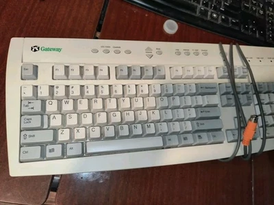 Vintage Gateway 2000 Keyboard  PN 7001603 White Nice Mfg Feb-17-2000 - Image 1 of 4