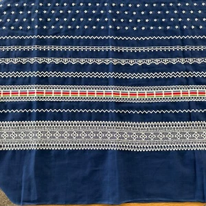 Tela Bordada Blanco Floral Azul Marino 2 yardas por 46" ancho Poli Algodón - Imagen 1 de 4