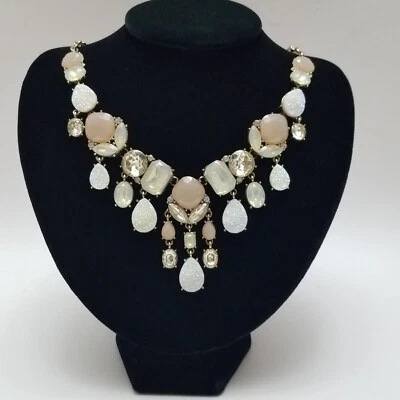 Encantador collar Charlie llamativo pedrería irridivante babero tono dorado  Foto 1 de 4