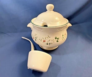 Zuppiera Pfaltzgraff Winterberry con coperchio e mestolo - Foto 1 di 6