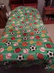 ALL SPORTS KIDS COMFORTOR TWIN/FULL MAIN COLOR GREEN WITH SPORTS SYMBOLS  - Picture 1 of 2