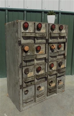 Gabinete de arte popular con lata de barniz trilladoras de 16 cajones, exhibición de cubbyhole vintage Foto 1 de 4