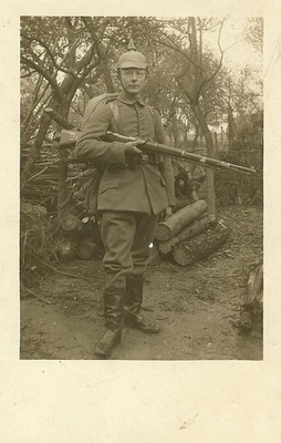 Puerto. Foto ¡TRISTE! Soldado alemán (nota KIA) ¡con casco Pickelhaube rifle de acuna! Foto 1 de 3