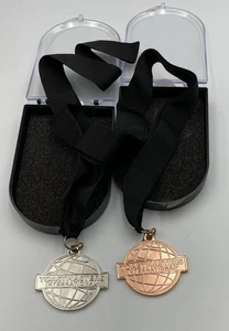 Lote de 2 medallas en cordón Toastmaster International tono plata tono cobre - Imagen 1 de 4