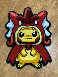 Poncho Pikachu Shiny Gyarados Card Inspired Tappeto Trapuntato 36”Hx27”W Pavimento Wall Art - Foto 1 di 13
