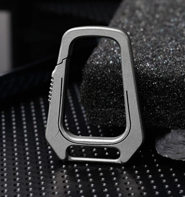 EDC Mini Aleación de Titanio Creativo Llavero Mosquetón Portátil Hebilla Colgante Herramienta Foto 1 de 4