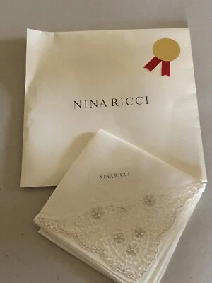 复古 NINA RICCI 丝绸手工签名刺绣带蕾丝水钻 18 英寸 x 18 英寸 — 第 1/4 张图片