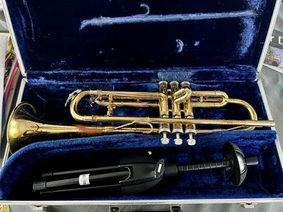 Trompeta de latón dorado KING 600 con boquilla y estuche Foto 1 de 4