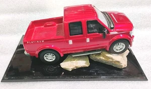 Coche de fricción Ford F350 Super Duty Platinum escala 1:28 con estuche de plástico + bastones - Imagen 1 de 12
