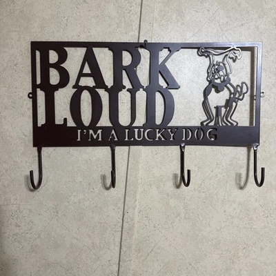 Soporte de correa de metal marrón oscuro 'BARK LOUD, I’m a lucky dog» 4 ganchos 16x10  Foto 1 de 4