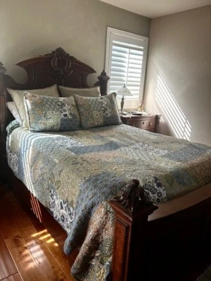 Broyhill bedroom furniture set - Image 1 of 4