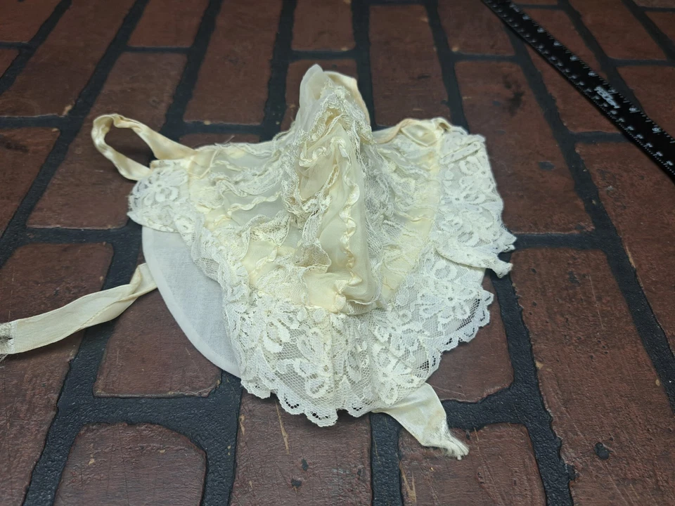 Antiguo sombrero blanco con volantes de encaje para niñas pequeñas Foto 1 de 4