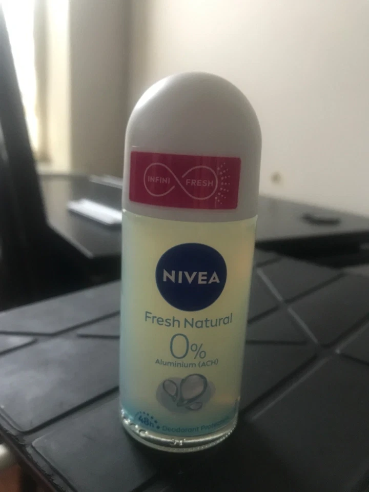 Rollo desodorante antitranspirante NIVEA Extra Whitening Pore Minimizer 1,7 oz Foto 1 de 1