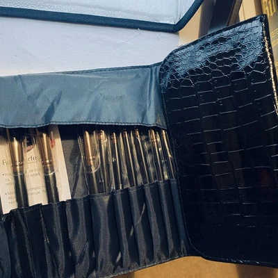 Kit de brochas de maquillaje Real Perfection en estuche negro enrollable  Foto 1 de 4