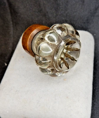 Antiguo tirador de cajón de flores de vidrio y latón de una pulgada de diámetro Foto 1 de 4