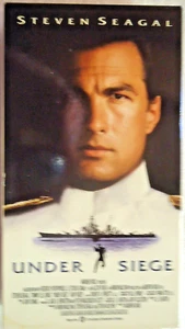 VHS Under Siege Steven Seagal Tommy Lee Jones Gary Busey Die-Hard on Battleship - Imagen 1 de 2