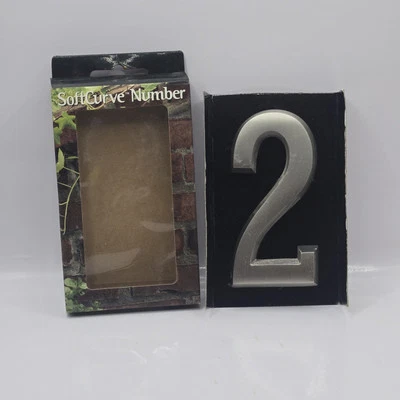 Placa de dirección de níquel satinado macizo. Número dos 2 por Softcurve 4” X 2”. Caja abierta  Foto 1 de 4