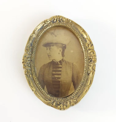 Antiguo marco de fotos ovalado de latón macizo Art Nouveau tamaño pequeño cca 1920s Foto 1 de 4