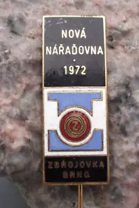 1972 Czech Weapons Ceska Zbrojovka Brno New Machine Gun Workshop Pin Badge - Picture 1 of 2
