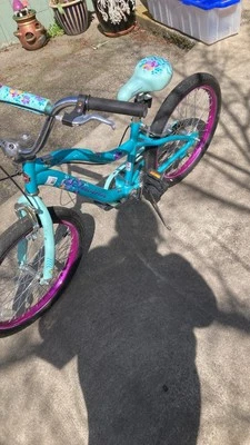 Una bicicleta Tryna deshacerse de ella Foto 1 de 3