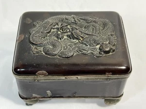Antigua caja de baratija japonesa con patas de laca marrón de 1900 con dragón de metal en tapa - Imagen 1 de 16