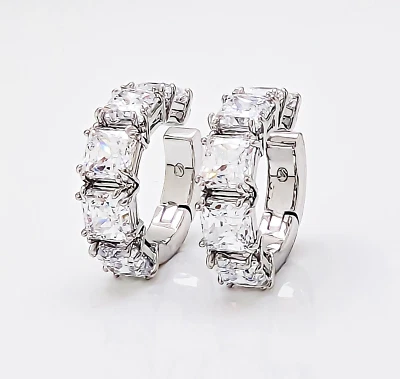 Nuevo en Caja de Regalo SWAROVSKI Marca 5654557 Blanco Brillante Millenia Clip Pendientes Foto 1 de 3